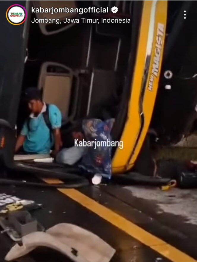 
					Penumpang PO Bus Sudiro masih berada di kabin, jetika bus tergelincir di jakur Til Tembelang, Kanis oagi sekitar pujul 05.30 wib, 21 Mei 2026. Foto: tangkap layar video instagram@kabar_jombang