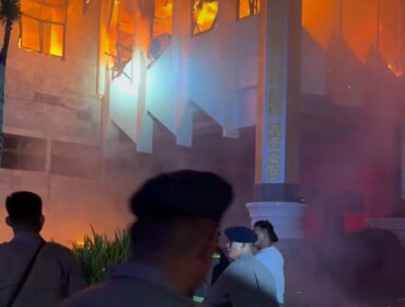 Damkar kerahkan 8 unit mobil untuk padamkan kebakaran kompleks perkantoran kabupaten Tanjung Selor, Kaltara, Rabu malam hingga Kamis dibihari, 20-21 Mei 2026. Foto: ist