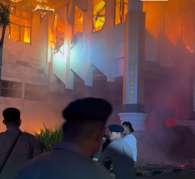 
					Damkar kerahkan 8 unit mobil untuk padamkan kebakaran kompleks perkantoran kabupaten Tanjung Selor, Kaltara, Rabu malam hingga Kamis dibihari, 20-21 Mei 2026. Foto: ist