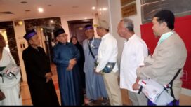 Amirul Haj untuk Jawa Timur Prof Dr. Muhadjir Efendi didampingi wartawan senior Anwar Hudijono melakukan peninjauan lokasi penginapan para jamaah haji do Makkah. Foto: ist
