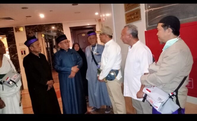 
					Amirul Haj untuk Jawa Timur Prof Dr. Muhadjir Efendi didampingi wartawan senior Anwar Hudijono melakukan peninjauan lokasi penginapan para jamaah haji do Makkah. Foto: ist

