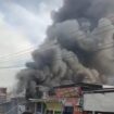 Asap membubung tinggi di kawasan Mojoagung, Jombang, akibat kebakaran sebuah toko penjual kebutuhan umrah dan oleholeh haji,  Kamis sore, 21 Mei 2026. Foto: instagram@wargajomvang