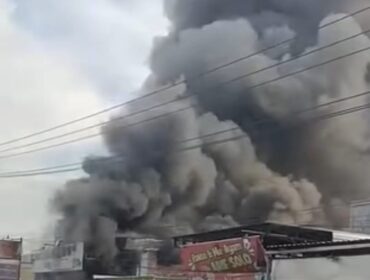 Asap membubung tinggi di kawasan Mojoagung, Jombang, akibat kebakaran sebuah toko penjual kebutuhan umrah dan oleholeh haji,  Kamis sore, 21 Mei 2026. Foto: instagram@wargajomvang