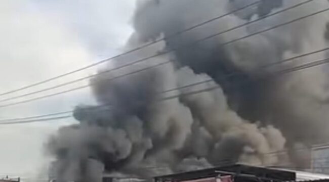 Asap membubung tinggi di kawasan Mojoagung, Jombang, akibat kebakaran sebuah toko penjual kebutuhan umrah dan oleholeh haji,  Kamis sore, 21 Mei 2026. Foto: instagram@wargajomvang