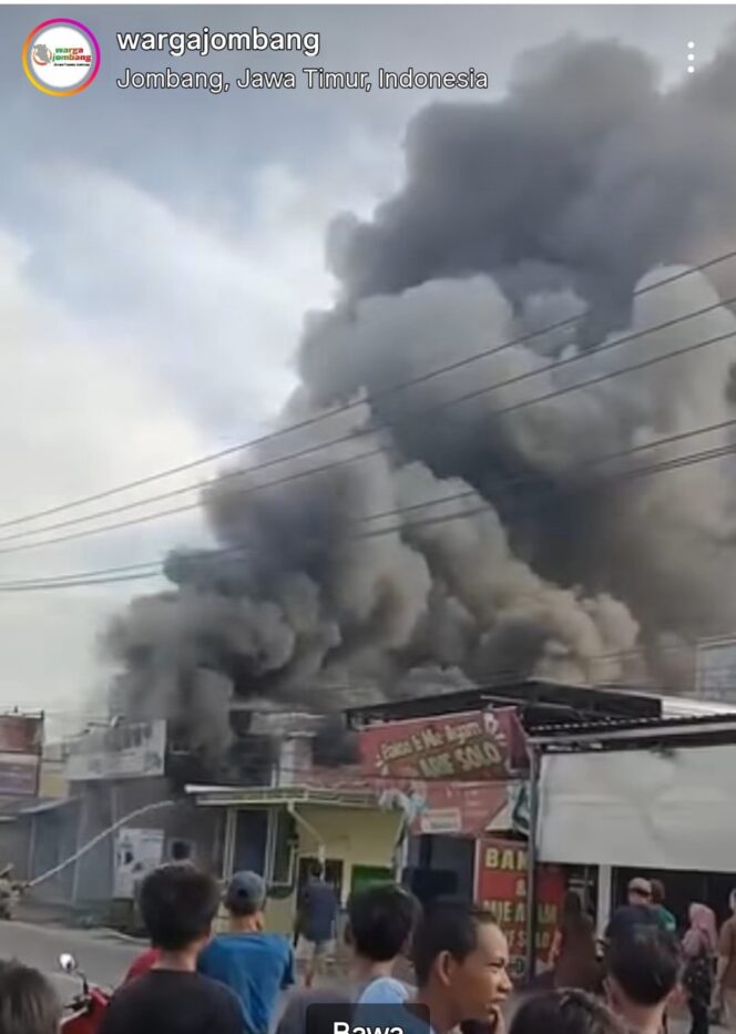 
					Asap membubung tinggi di kawasan Mojoagung, Jombang, akibat kebakaran sebuah toko penjual kebutuhan umrah dan oleholeh haji,  Kamis sore, 21 Mei 2026. Foto: instagram@wargajomvang