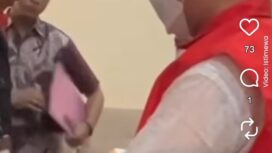 Petugas Kejaksaan di Nganjuk memborgol dan menahan sepasang suami istri, akibat melakukan setoran fiktif hingga Rp1,9 miliar di Bank BPD Jatim tempat kerjanya. Foto: tugujatim
