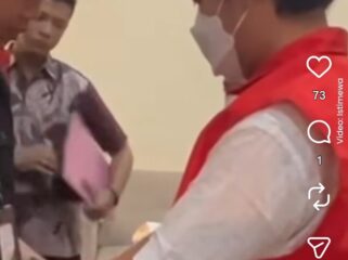 Petugas Kejaksaan di Nganjuk memborgol dan menahan sepasang suami istri, akibat melakukan setoran fiktif hingga Rp1,9 miliar di Bank BPD Jatim tempat kerjanya. Foto: tugujatim
