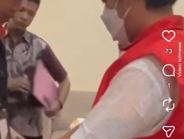 Petugas Kejaksaan di Nganjuk memborgol dan menahan sepasang suami istri, akibat melakukan setoran fiktif hingga Rp1,9 miliar di Bank BPD Jatim tempat kerjanya. Foto: tugujatim