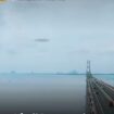 Inilah benda mirip pirinh terbang, dikenal dendan sebutan UFO melayang layang di atas jembatan Suramadu, Jumat 22 Mei 2026. Foto: instagram@fakta_hariini