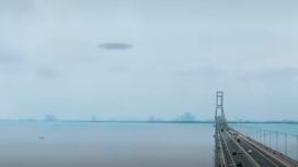 Inilah benda mirip pirinh terbang, dikenal dendan sebutan UFO melayang layang di atas jembatan Suramadu, Jumat 22 Mei 2026. Foto: instagram@fakta_hariini