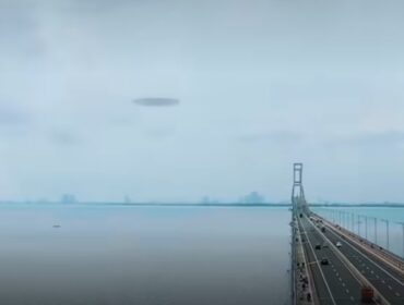 Inilah benda mirip pirinh terbang, dikenal dendan sebutan UFO melayang layang di atas jembatan Suramadu, Jumat 22 Mei 2026. Foto: instagram@fakta_hariini