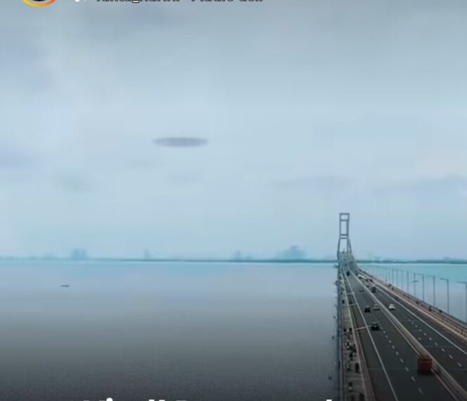 
					Inilah benda mirip pirinh terbang, dikenal dendan sebutan UFO melayang layang di atas jembatan Suramadu, Jumat 22 Mei 2026. Foto: instagram@fakta_hariini