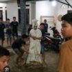 Pocong purapura di Sumbersari, Bekasi, ternyata mainan dua pemuda iseng, merwka sudah ditangkap. Polisi pun membebasakan ulang nakal mereka yang menakuti warga. Fotos:ist