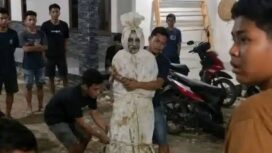 Pocong purapura di Sumbersari, Bekasi, ternyata mainan dua pemuda iseng, merwka sudah ditangkap. Polisi pun membebasakan ulang nakal mereka yang menakuti warga. Fotos:ist