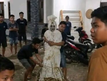 Pocong purapura di Sumbersari, Bekasi, ternyata mainan dua pemuda iseng, merwka sudah ditangkap. Polisi pun membebasakan ulang nakal mereka yang menakuti warga. Fotos:ist
