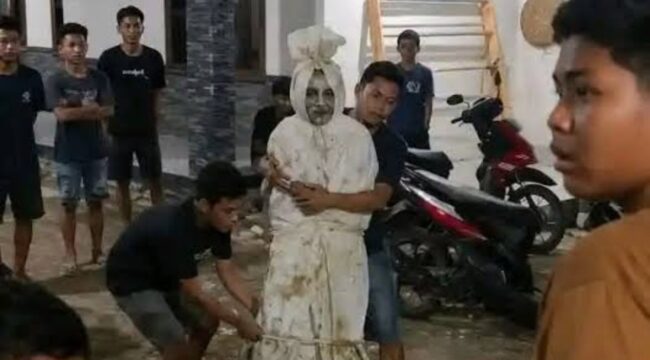 Pocong purapura di Sumbersari, Bekasi, ternyata mainan dua pemuda iseng, merwka sudah ditangkap. Polisi pun membebasakan ulang nakal mereka yang menakuti warga. Fotos:ist
