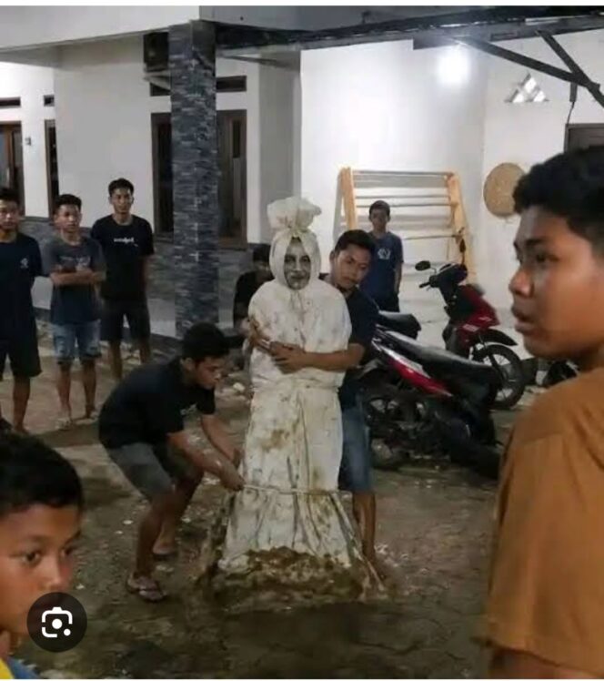 
					Pocong purapura di Sumbersari, Bekasi, ternyata mainan dua pemuda iseng, merwka sudah ditangkap. Polisi pun membebasakan ulang nakal mereka yang menakuti warga. Fotos:ist