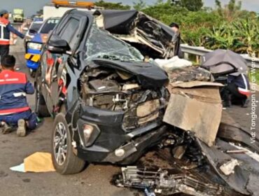 Kondisi mobil Toyota Innova rombongan anggota DPRI RI, di top Pasuruan Probolinggo, Sabtu 23 Mei 2026. Gus Hilman  dan sopir lukaluka, dua staf meninggal dunia. Foto: instagram@tugujatim.