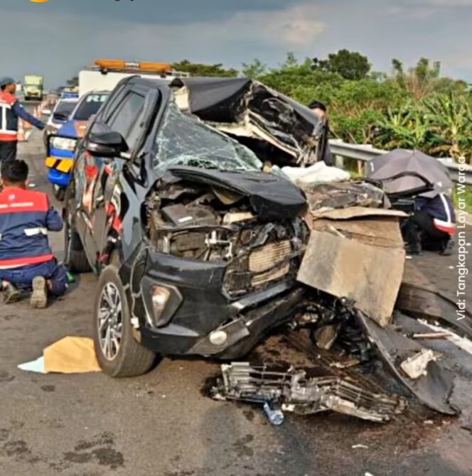 
					Kondisi mobil Toyota Innova rombongan anggota DPRI RI, di top Pasuruan Probolinggo, Sabtu 23 Mei 2026. Gus Hilman  dan sopir lukaluka, dua staf meninggal dunia. Foto: instagram@tugujatim.