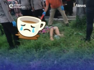 Warga tenukan jasad seorang perempuan berusia 27 tahun di bawah flyover Aloha, Sidoarjo, Minggu sore 24 Mei 2026. Foto: instagram@sorot.sidoarjo