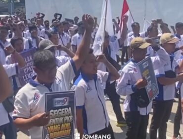 Karyawan Indomart, melakukan aksi unjuk rasa di depan kantor perwakilan PT Indomarco, di Jogoroto, Jombang, Selasa 26 Mei 2026. Foto: instagram@jombanginformasi_