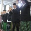 Bupati Jombang Warsubi bersama pimpinan di pemkab khusyuk menjalani salat Iedul Qurban, Rabu 27 Mei 2026. Foto: instagram@hombangkab.id