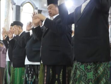 Bupati Jombang Warsubi bersama pimpinan di pemkab khusyuk menjalani salat Iedul Qurban, Rabu 27 Mei 2026. Foto: instagram@hombangkab.id