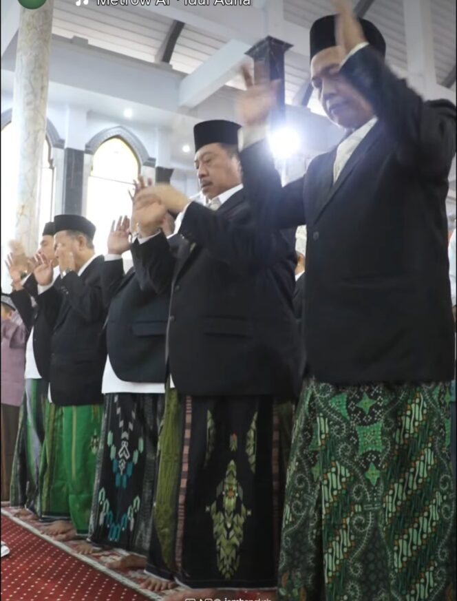 
					Bupati Jombang Warsubi bersama pimpinan di pemkab khusyuk menjalani salat Iedul Qurban, Rabu 27 Mei 2026. Foto: instagram@hombangkab.id