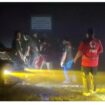 Petugas melakukan evakuasi 4 jasad sekeluarga yang ditemukan di dalam tenda glamping, di kawasan wisata Temanggung, Jateng, Rabu 27 Mei 2026. Foto: ist