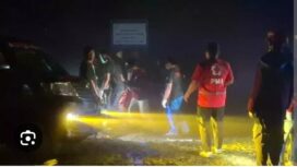 Petugas melakukan evakuasi 4 jasad sekeluarga yang ditemukan di dalam tenda glamping, di kawasan wisata Temanggung, Jateng, Rabu 27 Mei 2026. Foto: ist