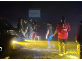 Petugas melakukan evakuasi 4 jasad sekeluarga yang ditemukan di dalam tenda glamping, di kawasan wisata Temanggung, Jateng, Rabu 27 Mei 2026. Foto: ist