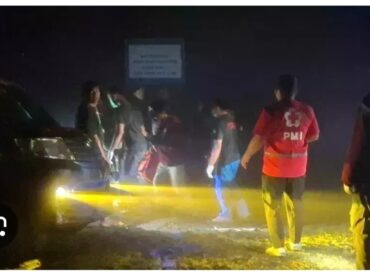 Petugas melakukan evakuasi 4 jasad sekeluarga yang ditemukan di dalam tenda glamping, di kawasan wisata Temanggung, Jateng, Rabu 27 Mei 2026. Foto: ist
