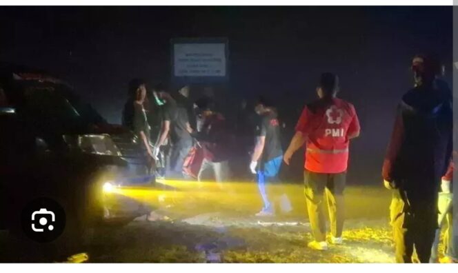 
					Petugas melakukan evakuasi 4 jasad sekeluarga yang ditemukan di dalam tenda glamping, di kawasan wisata Temanggung, Jateng, Rabu 27 Mei 2026. Foto: ist