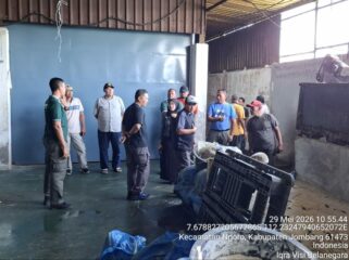 Tim petugas Satpol PP dan Dinas LH Pemkab Jombang, melakukan sidak ke lokasi pabrik pengolah garam CV Suta Samudra, Ngoro, Jomban, Jumat 29 Mei 2026. Foyo: ist
