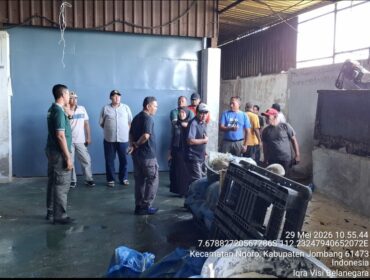 Tim petugas Satpol PP dan Dinas LH Pemkab Jombang, melakukan sidak ke lokasi pabrik pengolah garam CV Suta Samudra, Ngoro, Jomban, Jumat 29 Mei 2026. Foyo: ist
