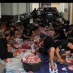 Panitia sedang sibuk berat membungkus saging menjadi 1.000 pajet, acara Id Adha PT Pegadaian Kanwil XII Surabaya potong 11 ekor sapi dan 78 ekor kambing. Foto: ist