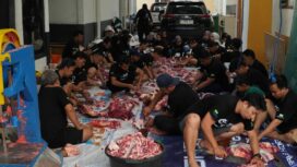 Panitia sedang sibuk berat membungkus saging menjadi 1.000 pajet, acara Id Adha PT Pegadaian Kanwil XII Surabaya potong 11 ekor sapi dan 78 ekor kambing. Foto: ist