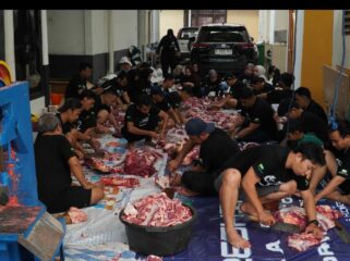 Panitia sedang sibuk berat membungkus saging menjadi 1.000 pajet, acara Id Adha PT Pegadaian Kanwil XII Surabaya potong 11 ekor sapi dan 78 ekor kambing. Foto: ist