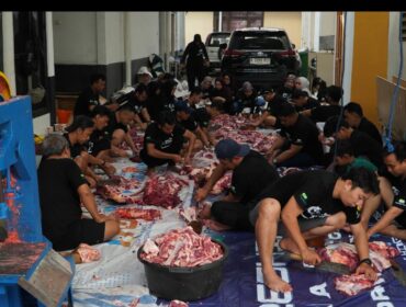 Panitia sedang sibuk berat membungkus saging menjadi 1.000 pajet, acara Id Adha PT Pegadaian Kanwil XII Surabaya potong 11 ekor sapi dan 78 ekor kambing. Foto: ist