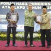 Bupati Jombang, H Warsubi menerima dokumen opini Wajar Tanpa Pengecuaoian (WTP) dsri BPK dan berhasil mempertanhankan selama 13 tahun berturut turut. Foto: diskominfo pemkab jombang