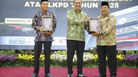 Bupati Jombang, H Warsubi menerima dokumen opini Wajar Tanpa Pengecuaoian (WTP) dsri BPK dan berhasil mempertanhankan selama 13 tahun berturut turut. Foto: diskominfo pemkab jombang