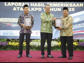 Bupati Jombang, H Warsubi menerima dokumen opini Wajar Tanpa Pengecuaoian (WTP) dsri BPK dan berhasil mempertanhankan selama 13 tahun berturut turut. Foto: diskominfo pemkab jombang