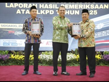 Bupati Jombang, H Warsubi menerima dokumen opini Wajar Tanpa Pengecuaoian (WTP) dsri BPK dan berhasil mempertanhankan selama 13 tahun berturut turut. Foto: diskominfo pemkab jombang