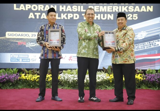 
					Bupati Jombang, H Warsubi menerima dokumen opini Wajar Tanpa Pengecuaoian (WTP) dsri BPK dan berhasil mempertanhankan selama 13 tahun berturut turut. Foto: diskominfo pemkab jombang