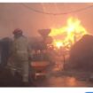 Mobil unit damkar dan pasukannya berjibaku selama sekitar 5 jam  saat pafamkan kebakaran di Mojowarno, Jombang, Sabtu pagi 30 Mei 2026. Foto: ist