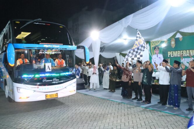 
					Foto: Istimewa
Bupati Fandi Ahmad Yani memberangkatkan jamaah haji Kabupaten Gresik .