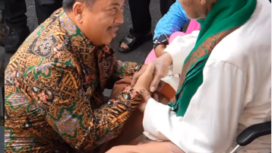 Bupati Wassubi memberikan ucapan selamat menunaikan ibadah haji untuk Kloter 62, Kamis, 7 Mei 2026. Foto: instragram@jombang_kab