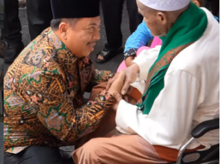 Bupati Wassubi memberikan ucapan selamat menunaikan ibadah haji untuk Kloter 62, Kamis, 7 Mei 2026. Foto: instragram@jombang_kab