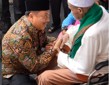 Bupati Wassubi memberikan ucapan selamat menunaikan ibadah haji untuk Kloter 62, Kamis, 7 Mei 2026. Foto: instragram@jombang_kab