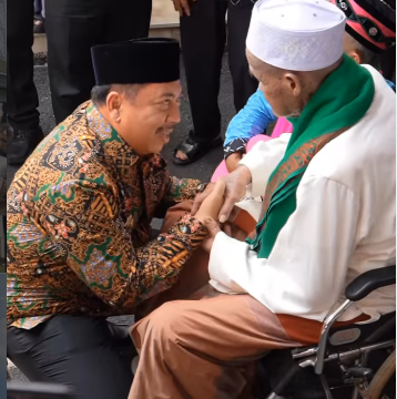 Bupati Wassubi memberikan ucapan selamat menunaikan ibadah haji untuk Kloter 62, Kamis, 7 Mei 2026. Foto: instragram@jombang_kab